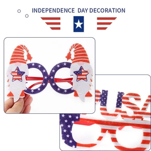 Occhiali festa Indipendenza con lettere USA e motivi bandiera su sfondo bianco puro