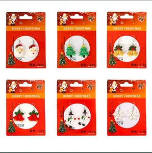 Nahaufnahme von Weihnachts-Ohrringen-Set mit Weihnachtsmann und Schneemännern