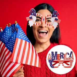 Dettaglio di occhiali da festa per il 4 luglio con bandiera americana e design a tema gnomo