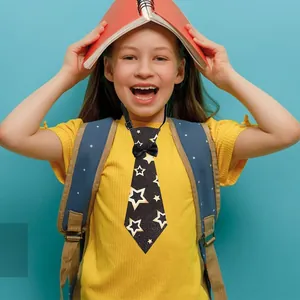 Dettaglio cravatta nera per bambini con stelle dorate per la cerimonia di laurea
