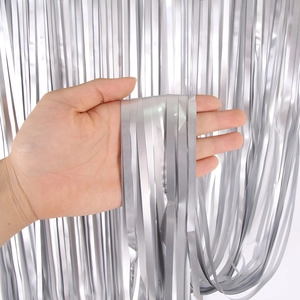 Rideau de fête argent mat avec franges métalliques pour décoration murale d'événement