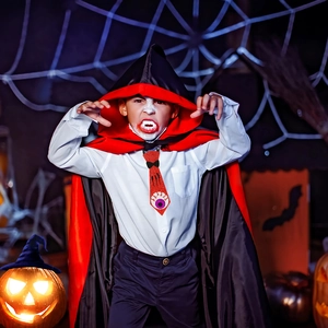 Set de costume Halloween pour enfants avec cape à capuche rouge noire et cravate