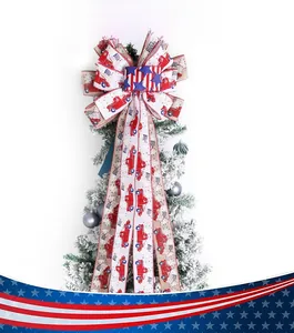 Detail einer USA Unabhängigkeitstag Schleife mit Sternen auf einem Schneebaum