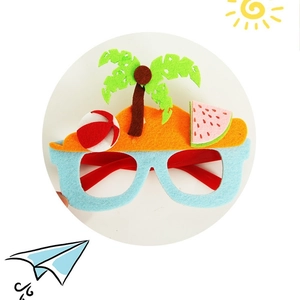 Occhiali da festa hawaiani con palma, palla da spiaggia e decorazioni di anguria