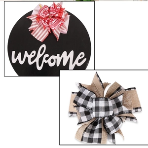 Detail van houten welkomstbord met sneeuwvlokstrik en geruit jute accessoire