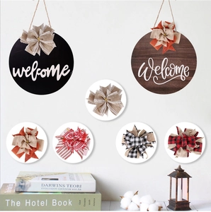 Detail van houten welkomstbord met rustieke geruite strikken en katoentak decoratie