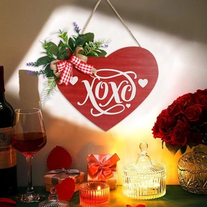 Panneau de bois en forme de cœur XOXO avec nœud écossais rouge pour décor de Saint-Valentin