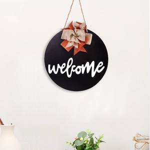Rond houten welkomstbord met oranje strik voor decoratie van de voordeur