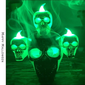 Λεπτομέρεια από το φωτιστικό νεκροκεφαλή Halloween με ανατριχιαστικό πράσινο φως και καπνό