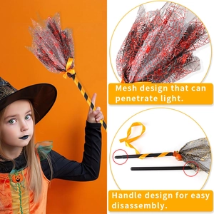 Détail de la poignée amovible et du filet brillant sur le balai de sorcière d'Halloween