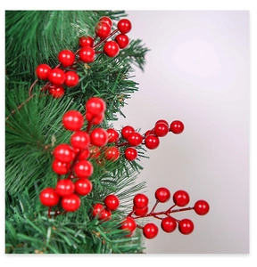Détail de baies rouges de Noël artificielles avec aiguilles de pin vertes et aspect brillant