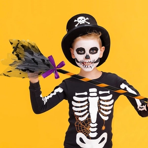 Détail du balai de sorcière Halloween avec tulle chauve-souris et design DIY