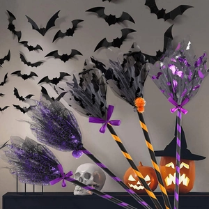 Vue détaillée de balais de sorcière d'Halloween avec poils en résille et décors effrayants