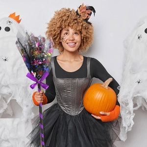 Détail du balai de sorcière Halloween avec maille noire, paillettes et motifs d'araignée