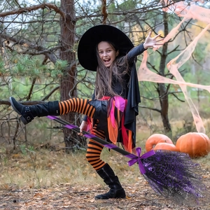 Détail d'un balai de sorcière en résille violette et noire pour fête de cosplay Halloween
