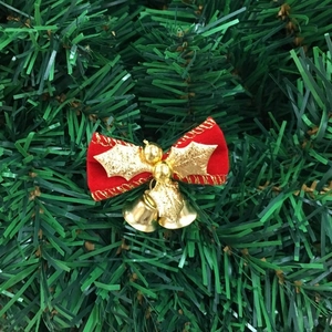 Rote Samtschleife für den Weihnachtsbaum mit goldenen Blättern und kleinen Glöckchen