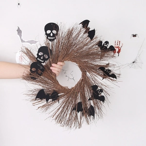 Gros plan d'une couronne d'Halloween avec chauves-souris noires et crânes décoratifs