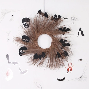 Détail d'une couronne d'Halloween en brindilles avec crânes et chauves-souris noirs