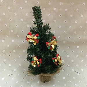 Mini-Weihnachtsbaum-Deko mit rot karierten Schleifen, Goldglocken und Jutefuß