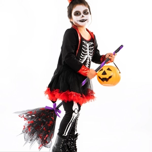 Détail du costume de squelette d'Halloween avec jupe en tulle et imprimé de crâne