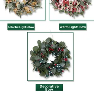 Detailansicht von drei Weihnachtskränzen mit Eukalyptus, Beeren und LED-Leuchten