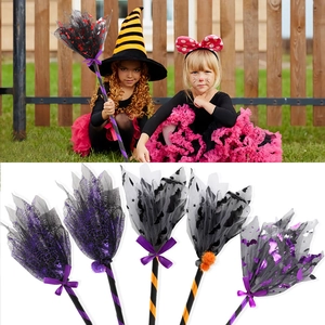 Détail de balais de sorcière d'Halloween avec décor en filet et rubans pour déguisement