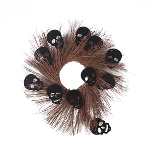 Couronne d'Halloween en brindilles brunes avec pendentifs silhouettes de crânes noirs
