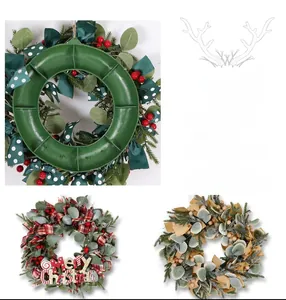 Detail eines Weihnachtskranzes mit roten Beeren, Eukalyptus und stabiler Rückseite