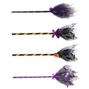 Détail de balais de sorcière Halloween DIY avec tulle, paillettes et manches rayés