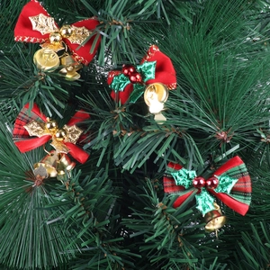 Mini-Weihnachtsschleifen mit Goldglocken und grünen Blättern am Tannenzweig-Dekor