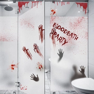 Détail d'autocollants Halloween avec texte Bloodbath Party et empreintes de mains sanglantes