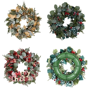 Künstliche Weihnachtskränze mit Eukalyptusblättern und Merry Christmas Schleifenband