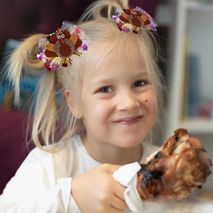 Feestelijke Thanksgiving kalkoen haarspelden met gaas en pailletten bij een jong meisje