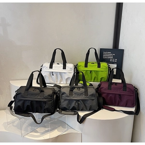Detailansicht wasserabweisender Canvas-Reisetaschen in verschiedenen Farben für Sport