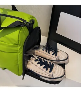 Nahaufnahme der hellgrünen Reisetasche mit praktischem Schuhfach und beigen Segeltuchschuhen