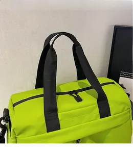 Detailansicht der neongrünen Reisetasche mit Reißverschlüssen und stabilen Handgriffen