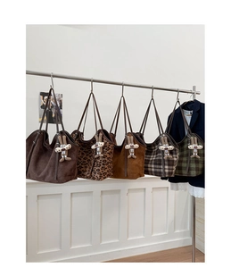 Détails de grands sacs fourre-tout à motifs léopard et carreaux avec breloques en peluche