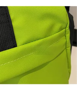 Detailaufnahme des leichten neongrünen Gewebes mit schwarzen Nylon-Gurtbändern