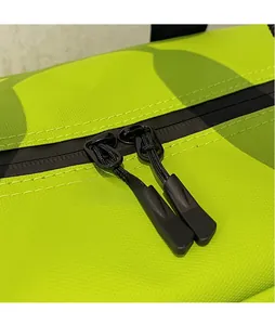 Detailansicht der grünen Reisetasche mit schwarzen, verlängerten Doppel-Reißverschluss-Zügen