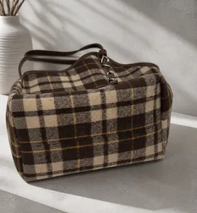 Détail de la base renforcée d'un sac cabas à carreaux marron pour la durabilité et la forme