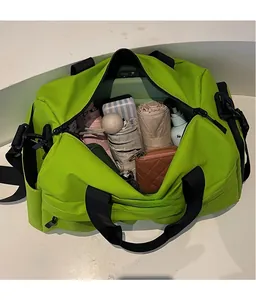 Draufsicht auf geräumige grüne Reisetasche zeigt Innenkapazität mit Alltagsgegenständen