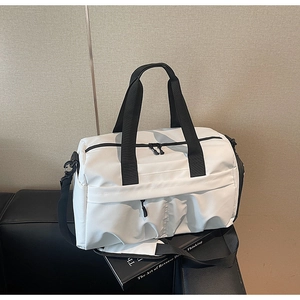 Detailsicht der weißen Reisetasche aus Segeltuch mit schwarzen Gurten und Reißverschluss
