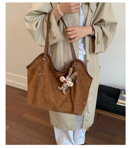 Détail du grand sac cabas en daim marron avec un joli petit pendentif lapin en peluche