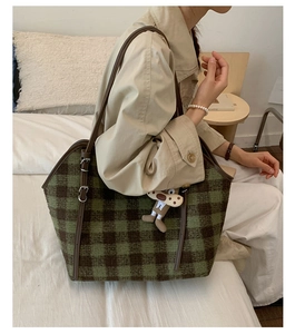 Détail du grand sac cabas à carreaux verts avec lanières en cuir et charm peluche