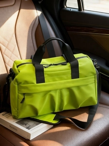 Grüne Reisetasche aus Canvas mit großem Fassungsvermögen auf einem luxuriösen Autositz