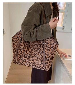 Gros plan du sac cabas léopard avec bandoulières réglables en cuir marron pour femme