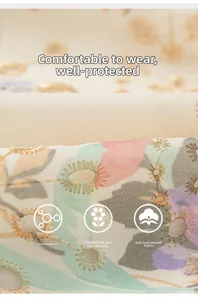 Gros plan de broderie florale sur tissu doux respirant, matériau sans formaldéhyde