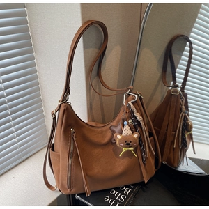 Sac hobo marron mat avec fermeture à pampille et détail de pendentif ours mignon