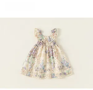 Détails d'une robe fleurie pour bébé avec dentelle délicate et col à volants chic
