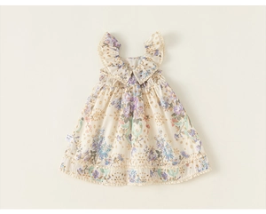 Détail du motif floral et de la dentelle sur la robe d'été sans manches pour filles